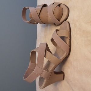 Bone color A2 by Aerosoles 3.5in. Heels, size 8.5